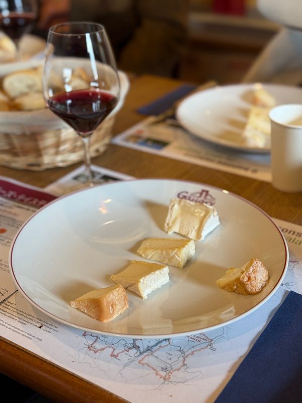 フランス・ブルゴーニュ「ブルゴーニュワイン飲みまくりの旅！！」の写真：ブロション村のFromagerie Ga...