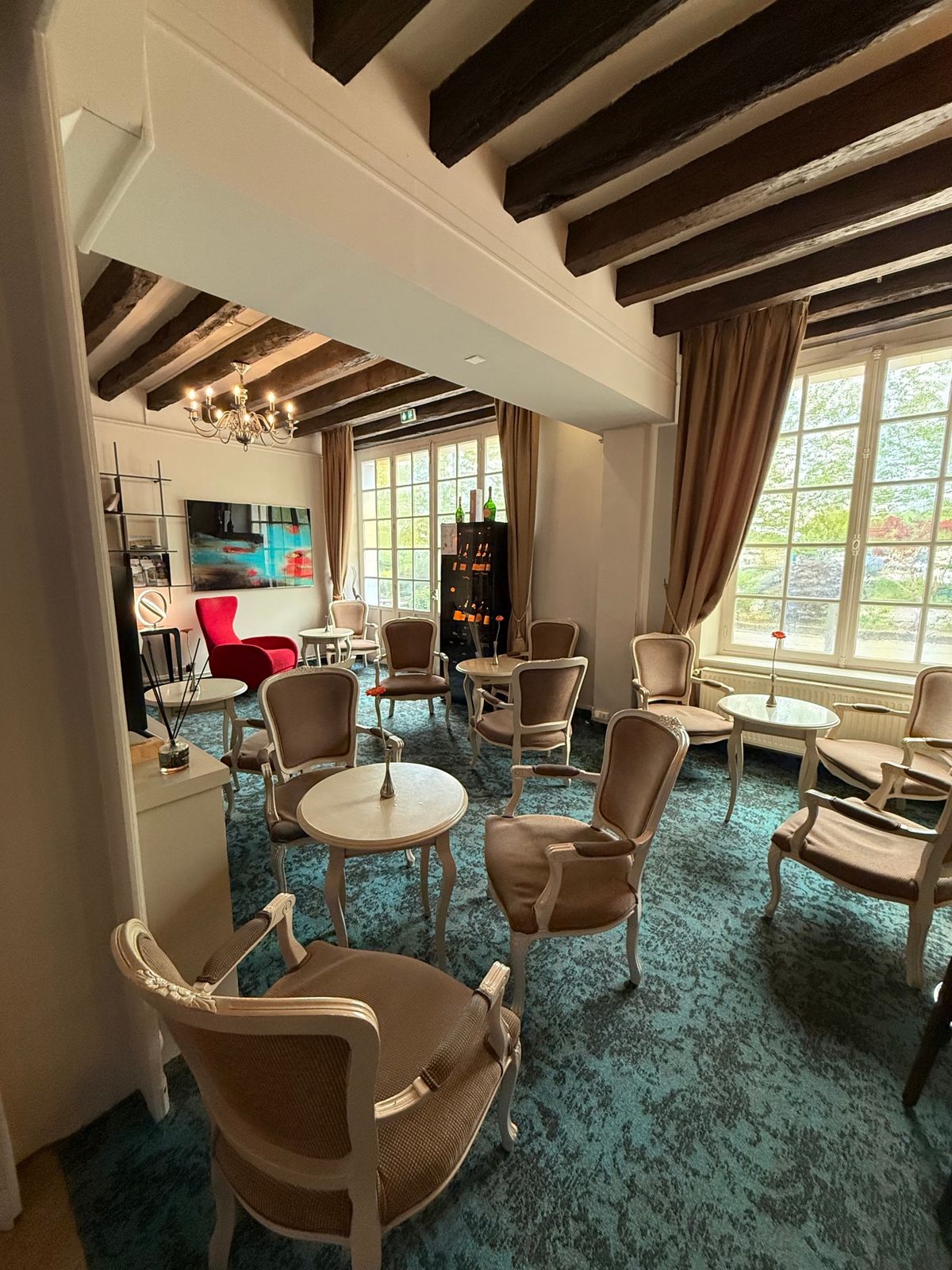 ホテル『Hotel Le Maxime』

シャブリから西に30分ほど移動...