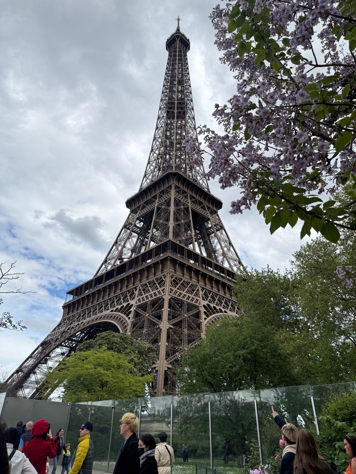 エッフェル塔
トロカデロ広場

エッフェル塔まで歩く。パリといえば日本とは...