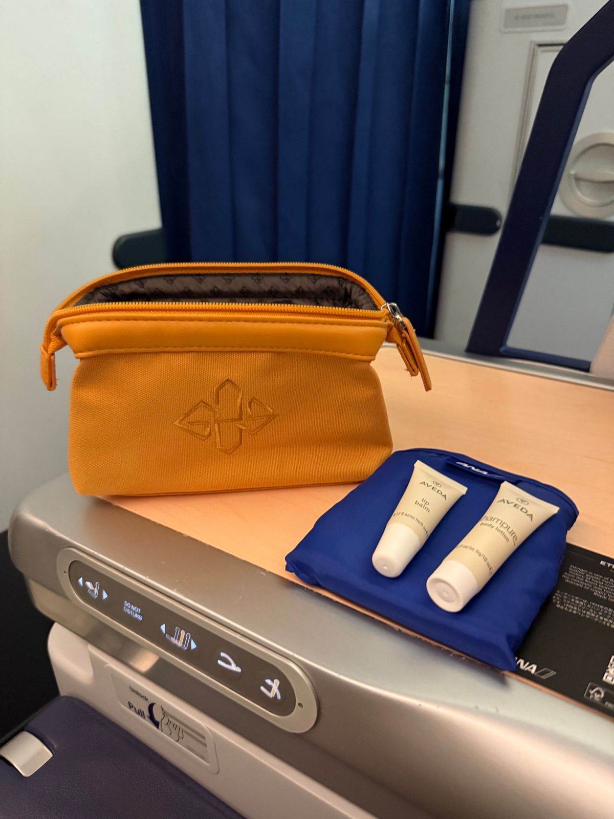 22時45分の便でウィーン経由のパリ。時差ぼけ対策で頑張って3時まで起きて...