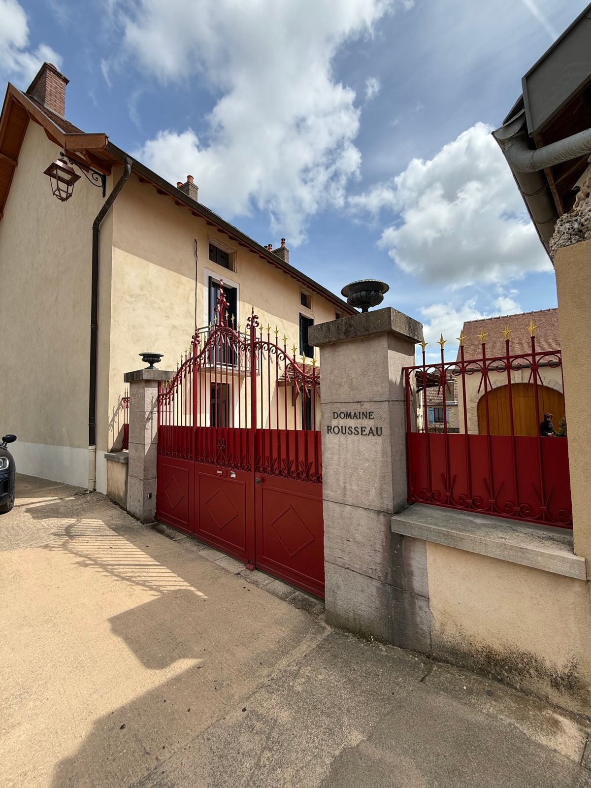 Fixinを抜けてグランクリュ街道を南下するとジュヴレ・シャンベルタン村へ...