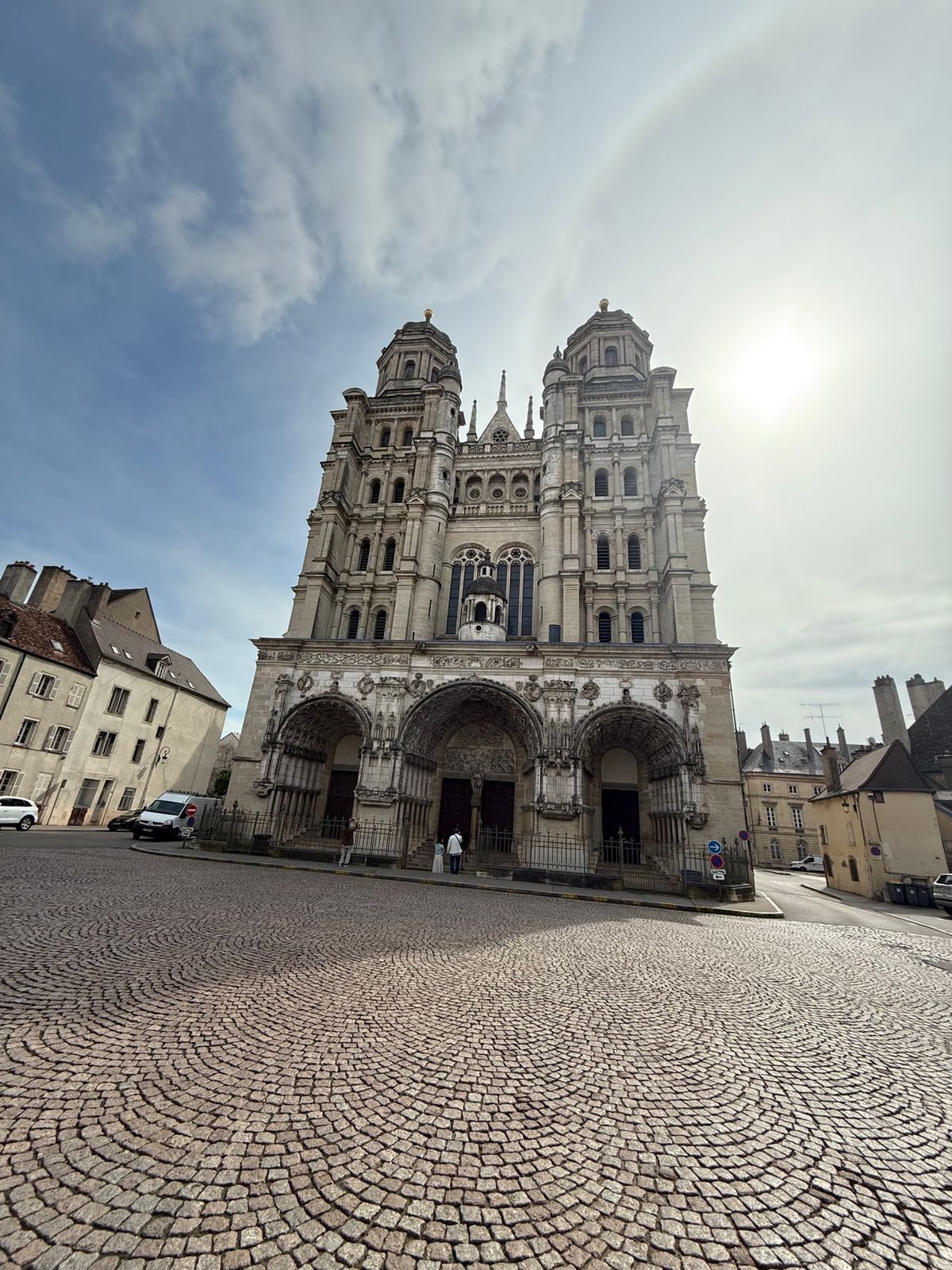 ディジョンの町

ディジョンは旧ブルゴーニュ地域圏の首府。そこそこ大きい町...