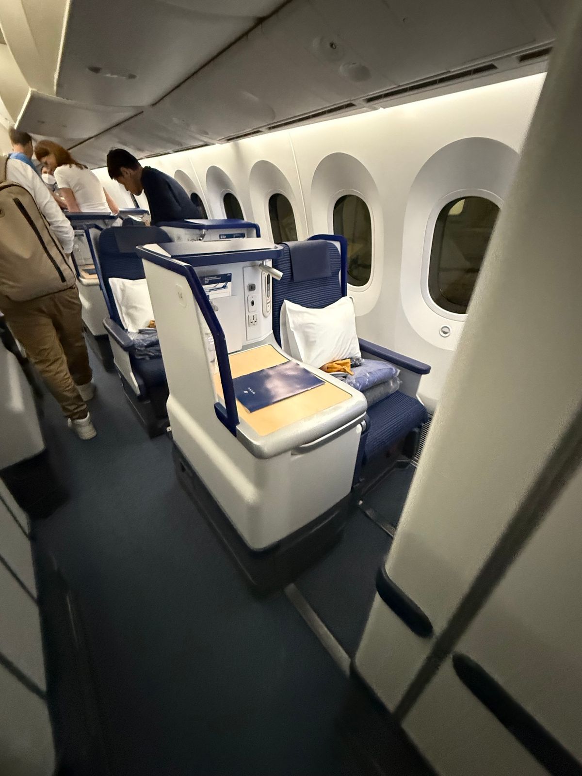 22時45分の便でウィーン経由のパリ。時差ぼけ対策で頑張って3時まで起きて...