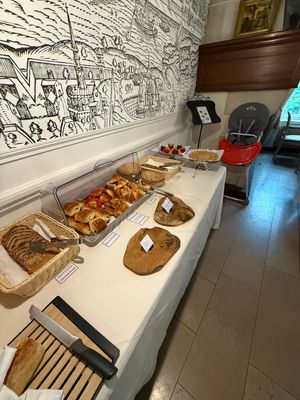 ホテルマキシムの朝食。
フランスはサラダみたいのがないんですね。