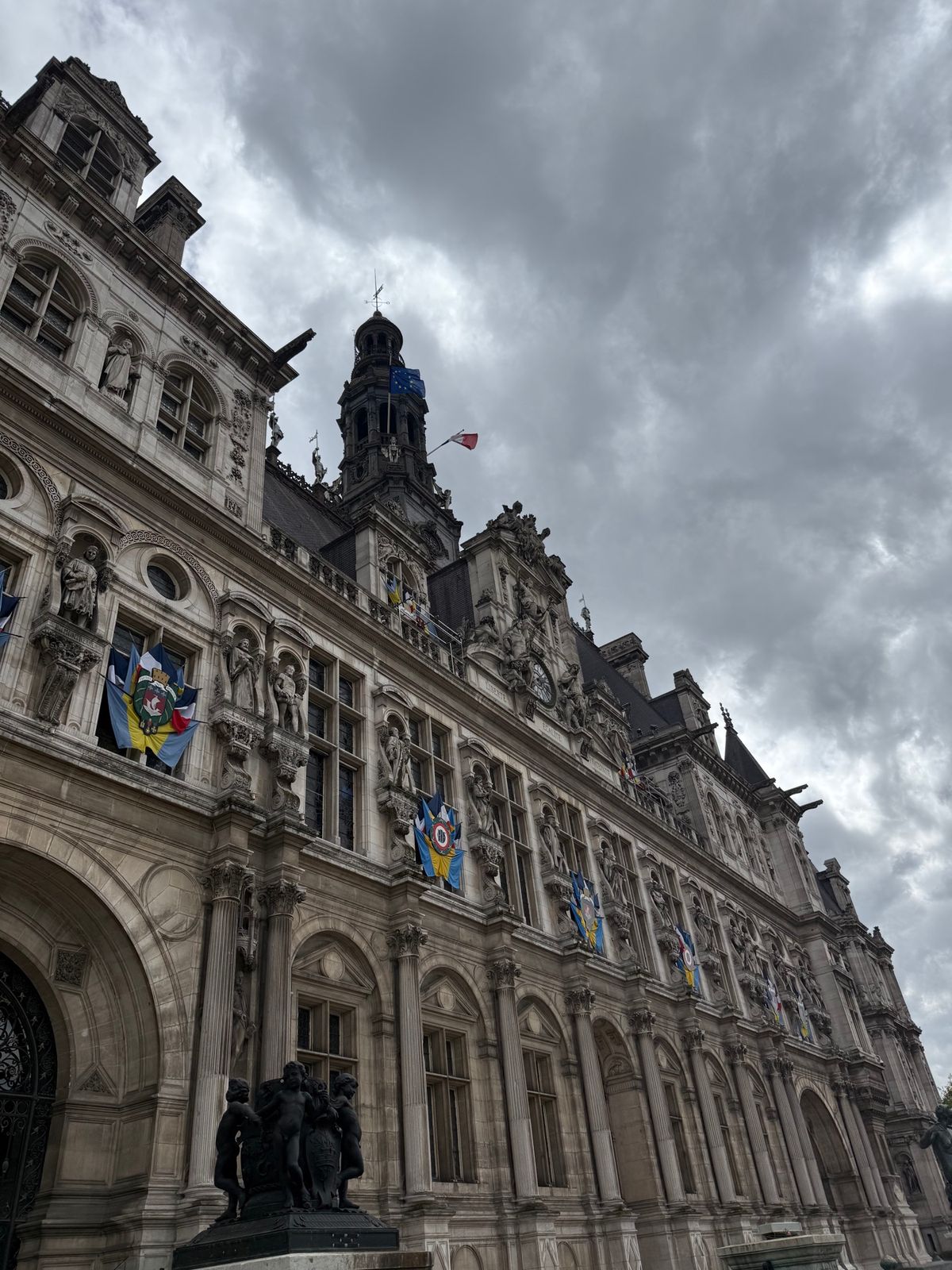 ノートルダム寺院
パリ市庁舎
セーヌ川

ノートルダム寺院は行列ができるほ...