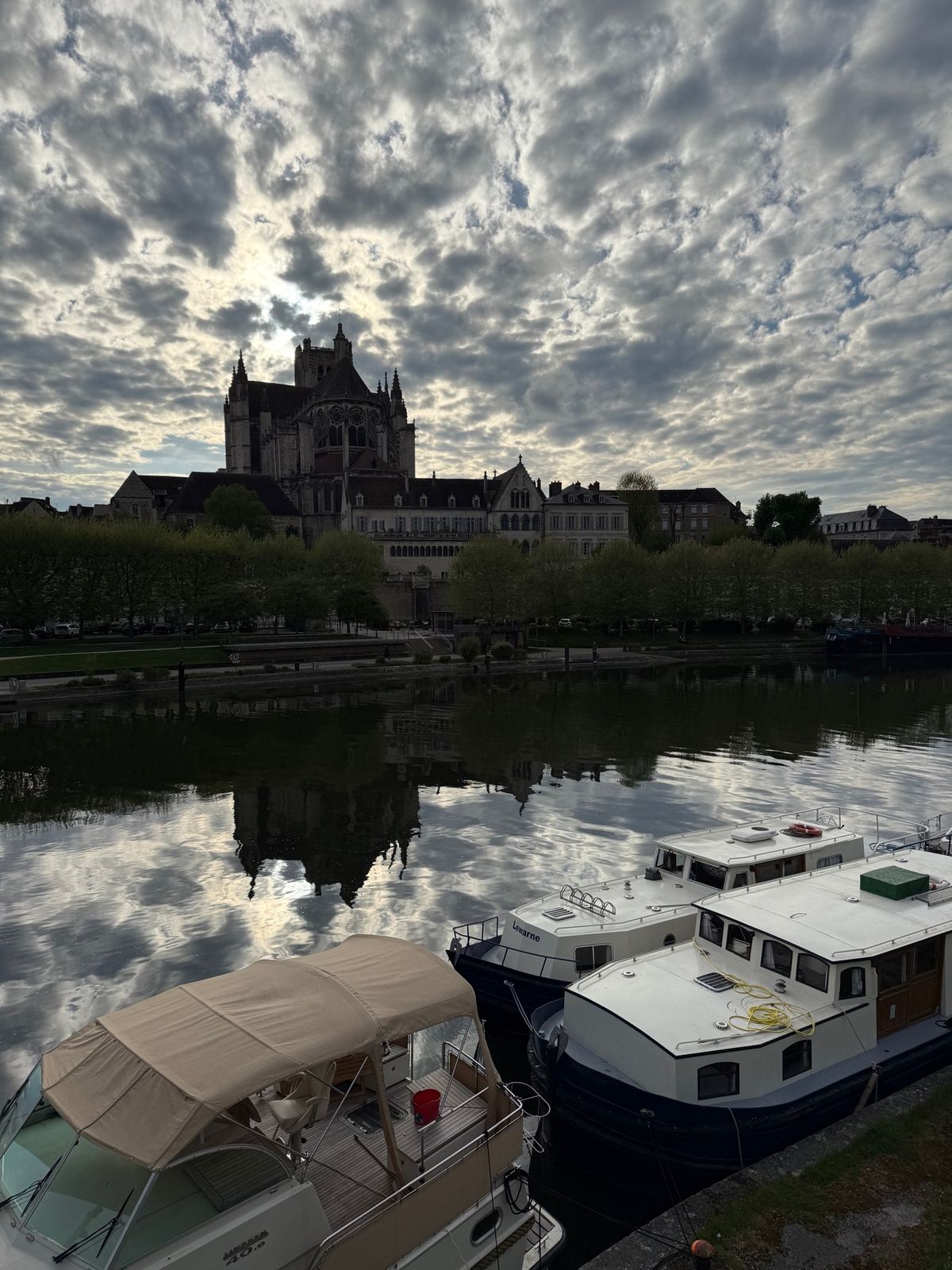 夕飯まで時間があるのでオーセールの街を散策。

オーセールは本当に素晴らし...