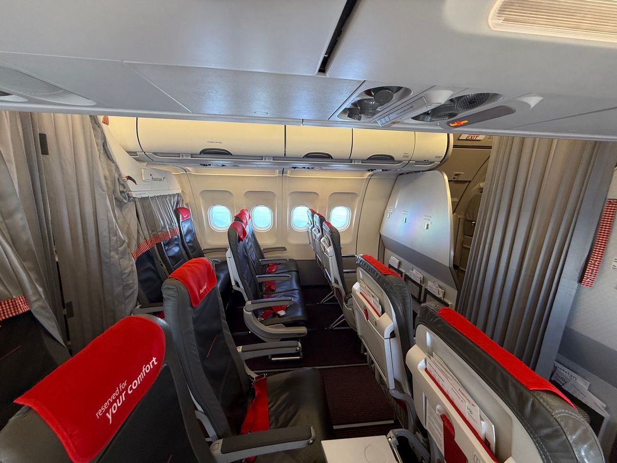 ウィーン空港に到着。トランジットが元々40分しかなくタイトだったのだけど、...