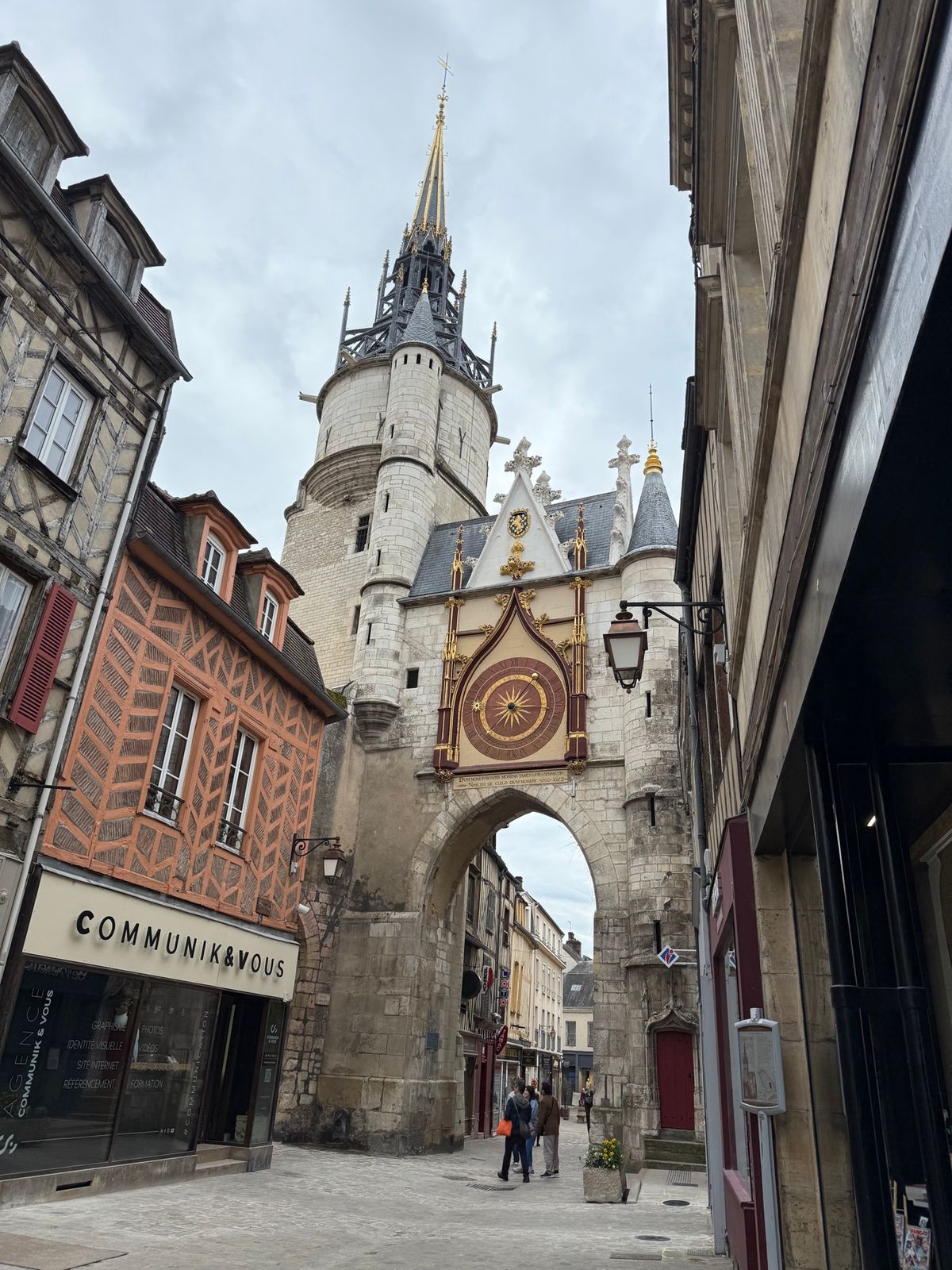 夕飯まで時間があるのでオーセールの街を散策。

オーセールは本当に素晴らし...