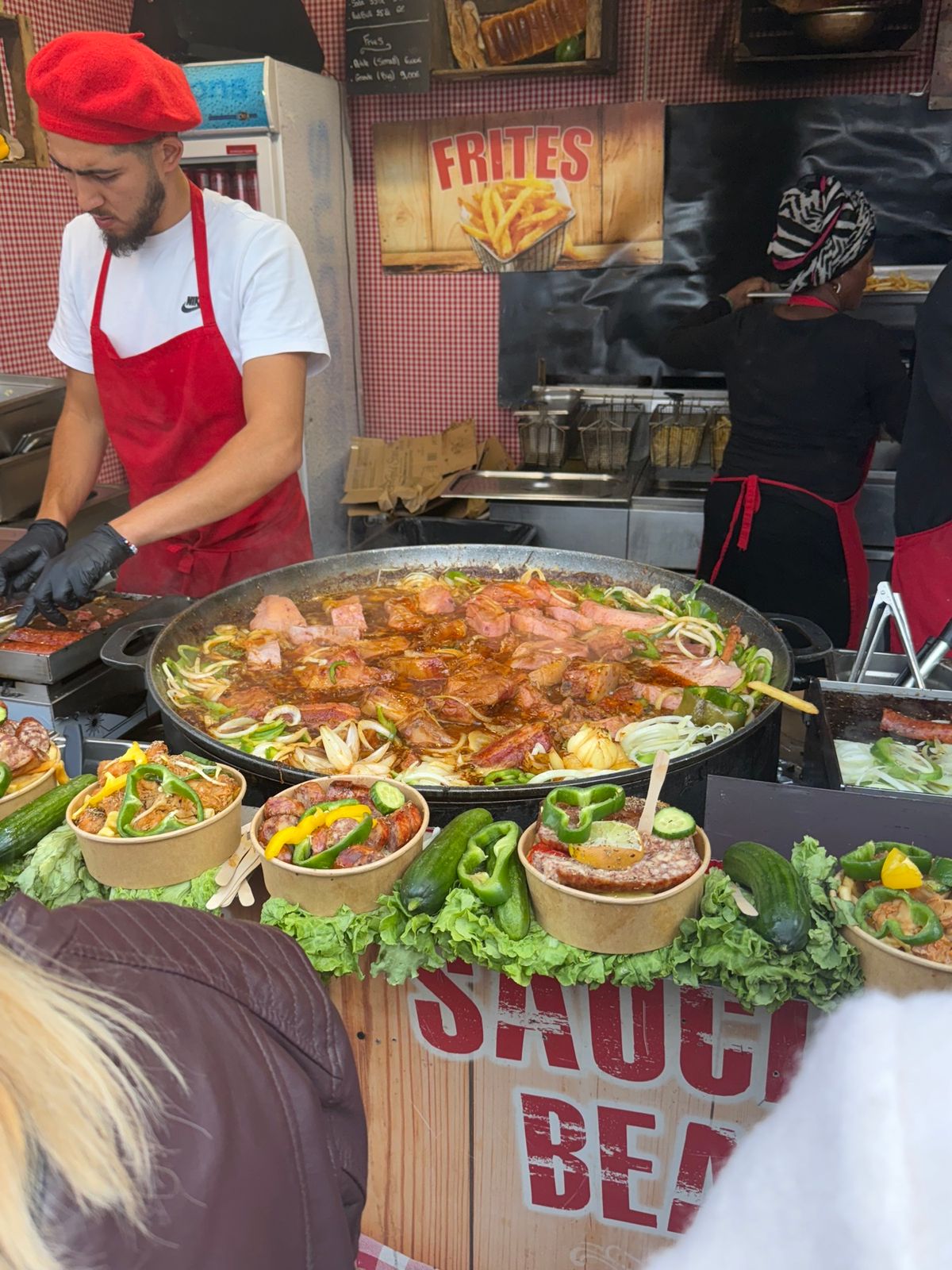 エッフェル塔
トロカデロ広場

エッフェル塔まで歩く。パリといえば日本とは...