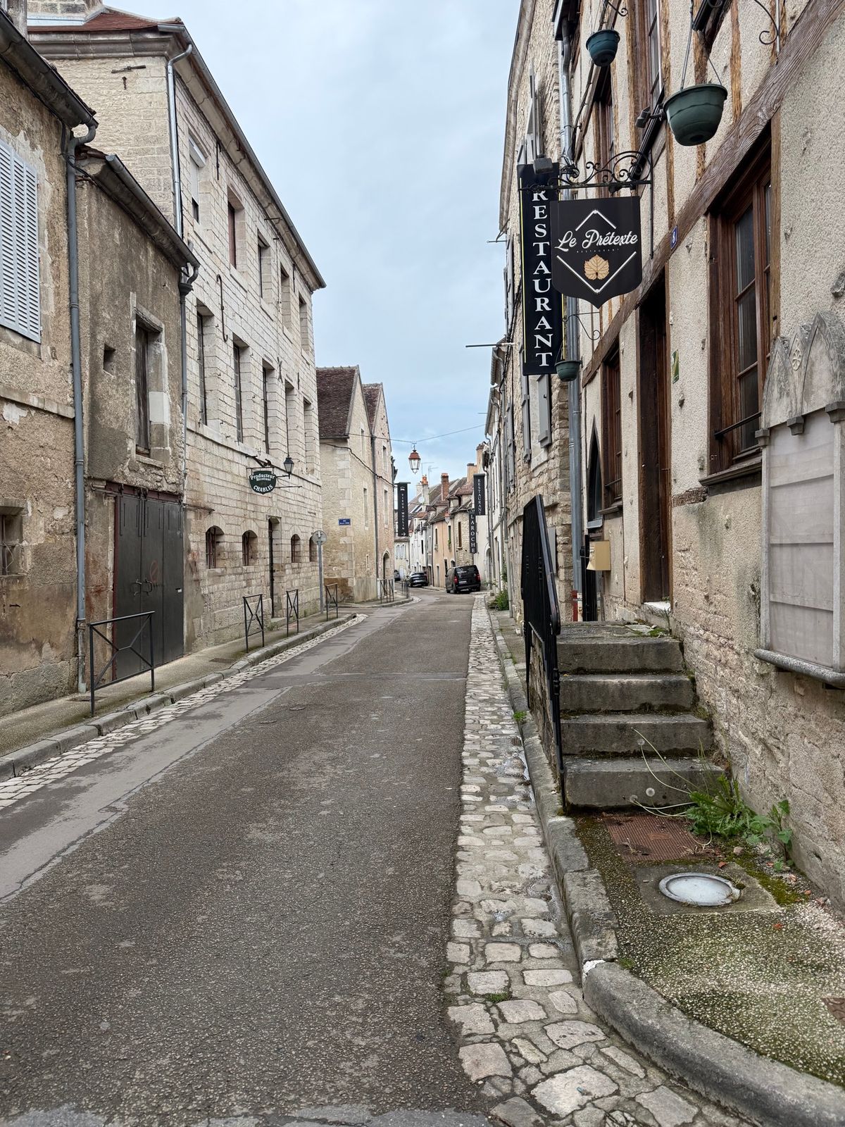 シャブリ村

村の中にシャブリバーというレストランがあった。1枚目の写真は...