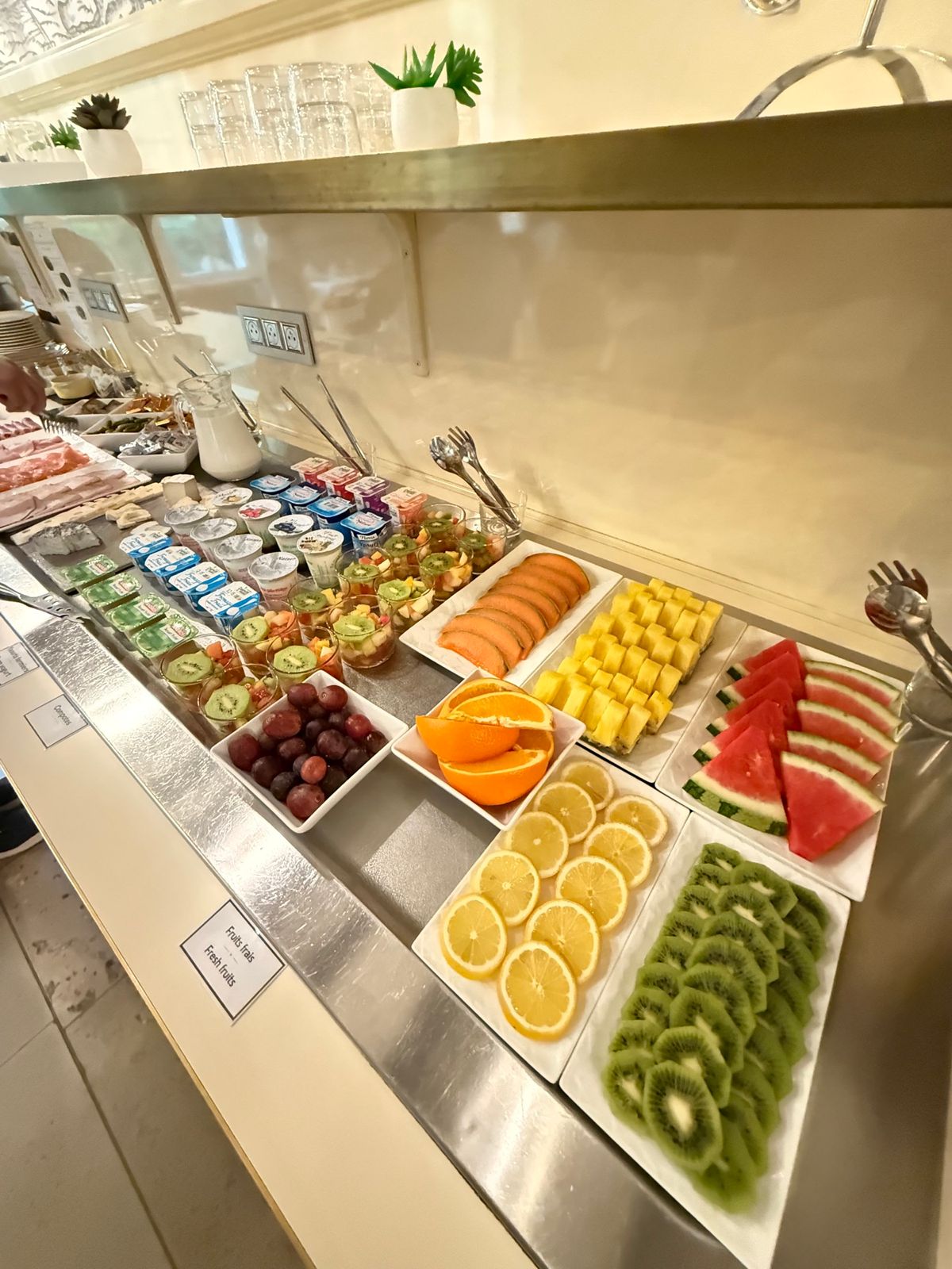 ホテルマキシムの朝食。
フランスはサラダみたいのがないんですね。