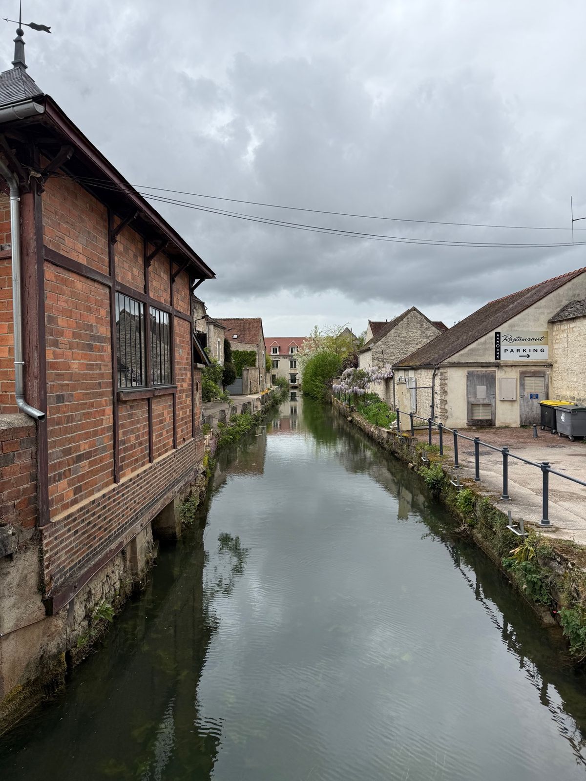 シャブリ村

村の中にシャブリバーというレストランがあった。1枚目の写真は...