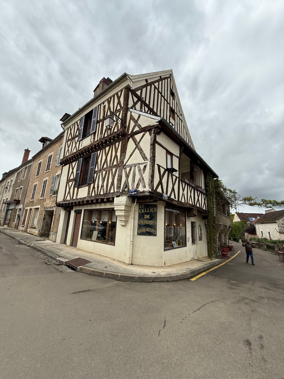 シャブリ村

村の中にシャブリバーというレストランがあった。1枚目の写真は...