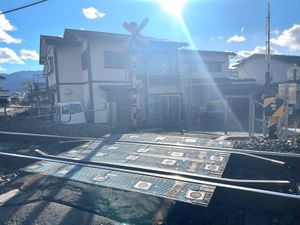 ①湊と依里がグリコをする階段
②2人が自転車で通る踏切
③2人がマンホール...