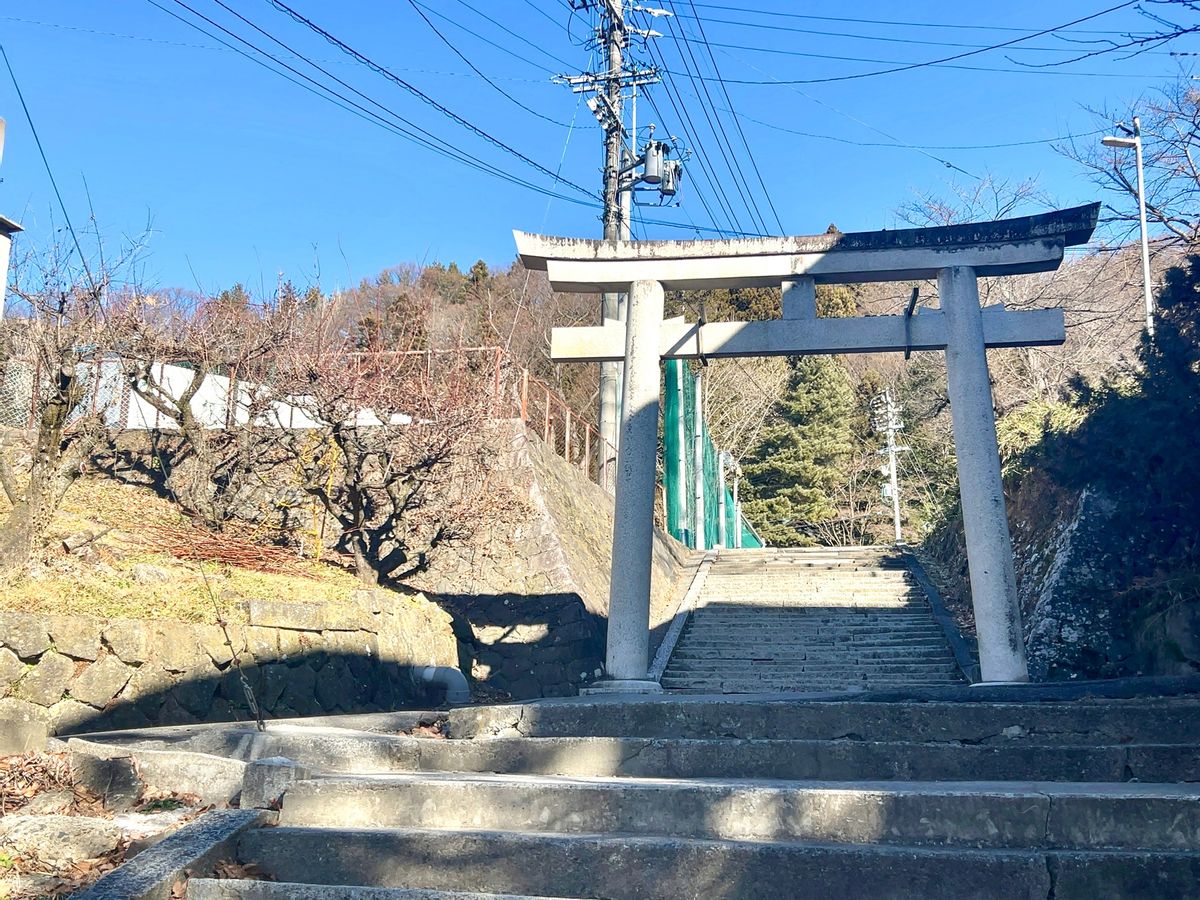 ①湊と依里がグリコをする階段
②2人が自転車で通る踏切
③2人がマンホール...