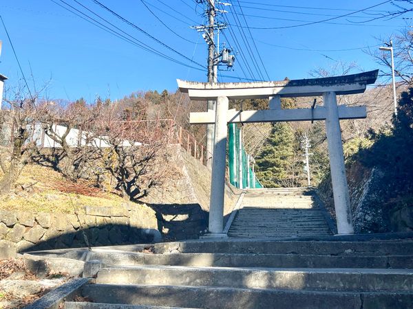 日本「長野　映画「怪物」ロケ地巡り」の写真：①湊と依里がグリコをする階段②2人が自転車で通...