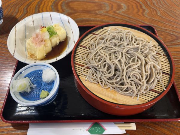 日本「長野　映画「怪物」ロケ地巡り」の写真：①そば処とみやの十割そば　揚げ出し豆腐がめち...