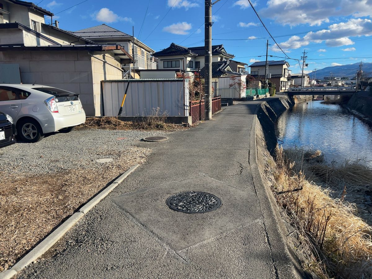 ①湊と依里がグリコをする階段
②2人が自転車で通る踏切
③2人がマンホール...