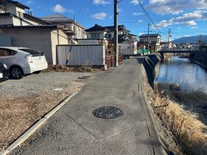 ①湊と依里がグリコをする階段
②2人が自転車で通る踏切
③2人がマンホール...