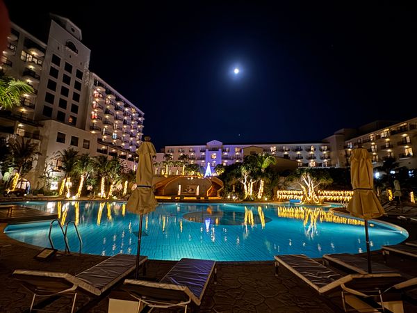 日本・沖縄県「年に一度の沖縄旅行2025」の写真：沖縄県　読谷村
ホテル日航アリビラ

夜...