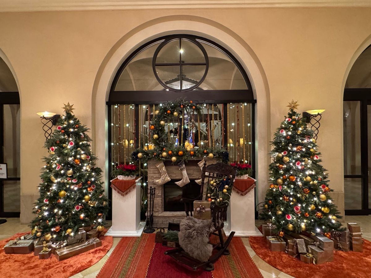 沖縄県　読谷村
ホテル日航アリビラ

夜のアリビラ。12月なので、クリスマ...