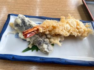 お昼は近くで見つけた手打ち蕎麦のお店へ。このお店名物と言う大根蕎麦と言うの...