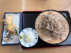 お昼は近くで見つけた手打ち蕎麦のお店へ。このお店名物と言う大根蕎麦と言うの...