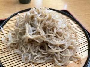 お昼は近くで見つけた手打ち蕎麦のお店へ。このお店名物と言う大根蕎麦と言うの...