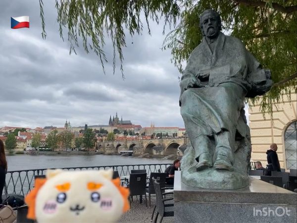 チェコ共和国・プラハ「中欧電車の旅（3カ国目）」の写真：スメタナとモルダウ川とプラハの街並み