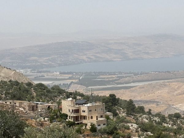 ヨルダン・死海「ヨルダン旅行」の写真：ウンム・カイス