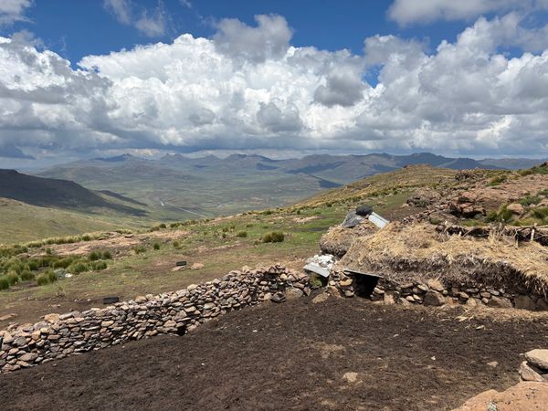 レソト・サニパス「サニパス」の写真：レソト側の景色　羊🐏とヤギ🐐がたくさん