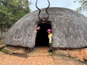 サファリの待ち時間でワニ園とズールーダンスショーを見ました