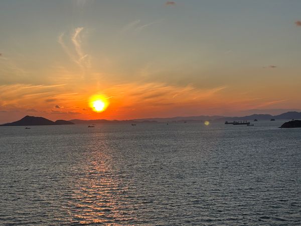 日本・岡山県「鷲羽山へ」の写真：瀬戸内海の夕陽
