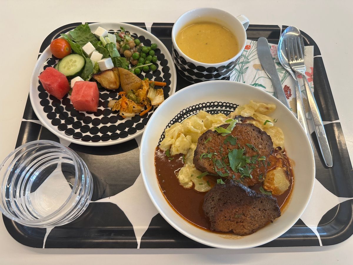 7/18 ヘルシンキグルメ①
マリトリランチビュッフェ、サーモン寿司とサラ...