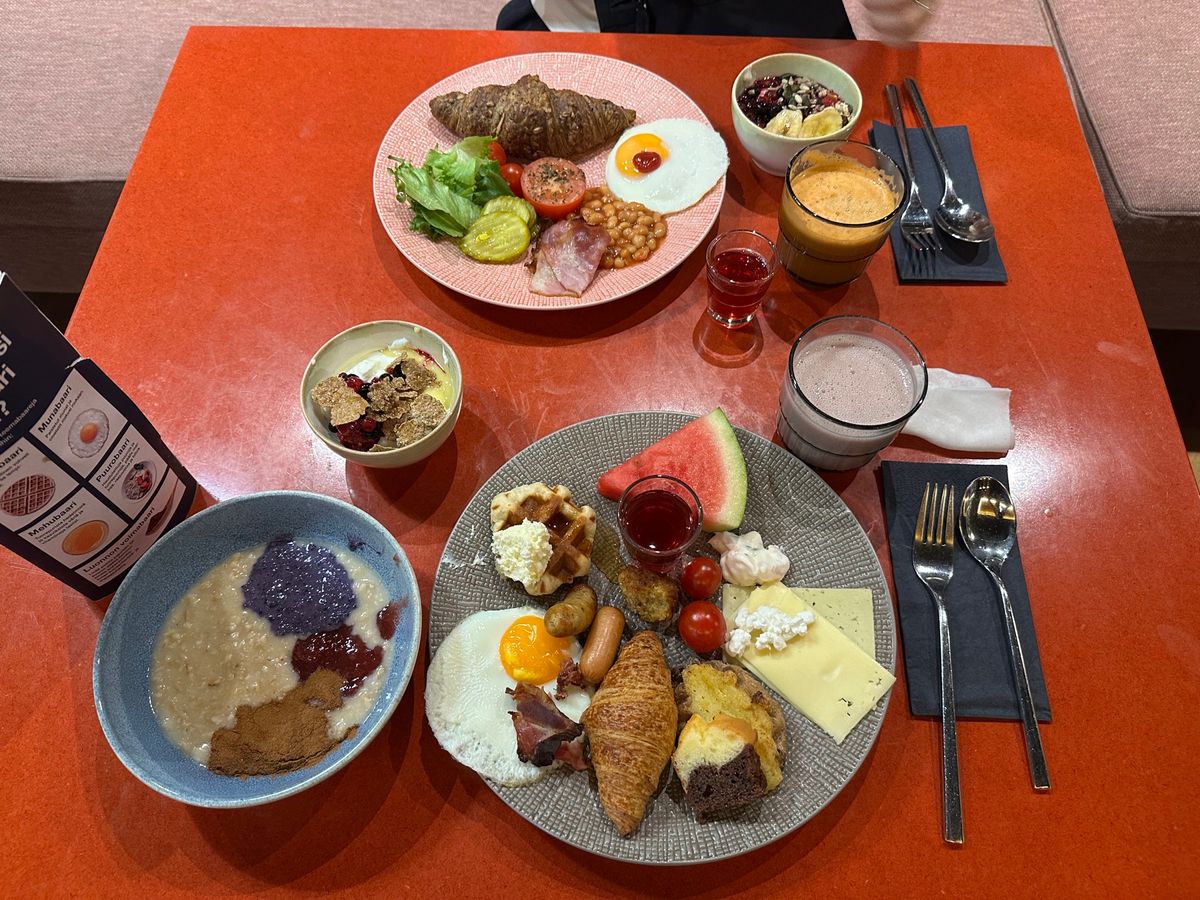 7/20 ヘルシンキグルメ③
グリルドサーモン、Ekbergのシナモンロー...