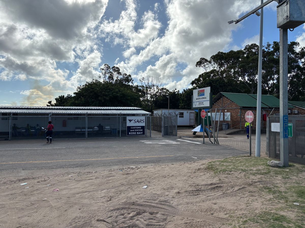 南アフリカからモザンビークへ車で入国。南アフリカ側は何も問題なかったのです...