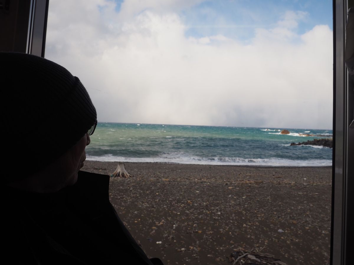 海の横を通る〜