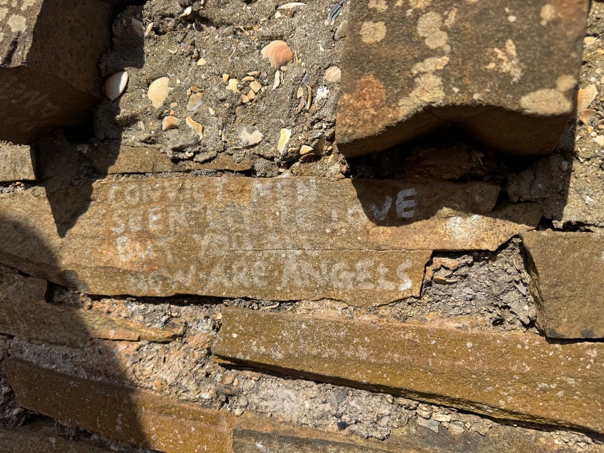 囚人たちに作らせた橋、とか