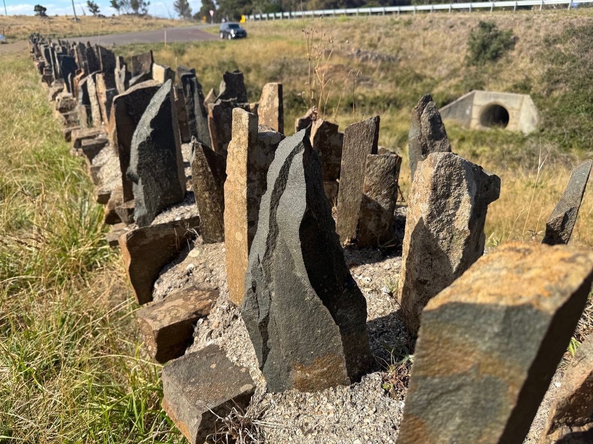 囚人たちに作らせた橋、とか