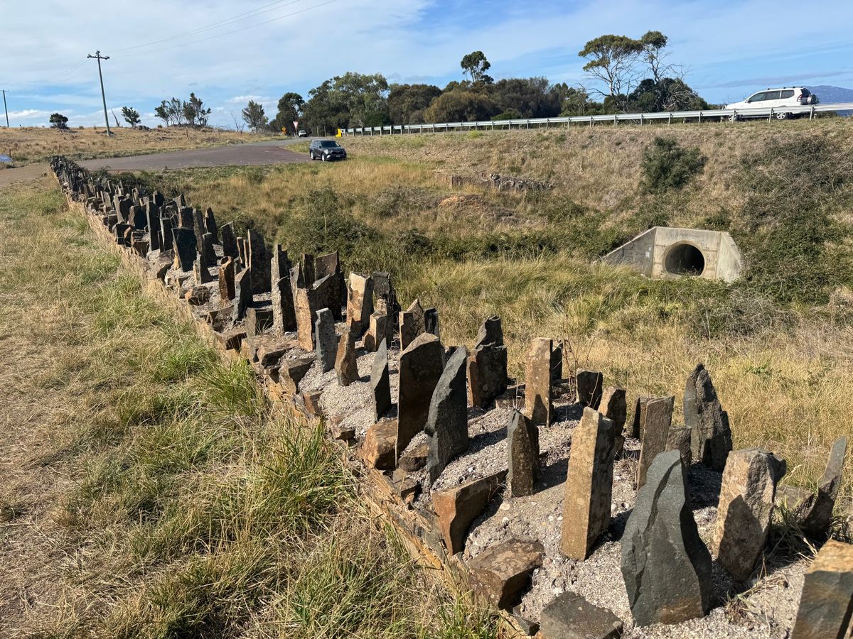 囚人たちに作らせた橋、とか