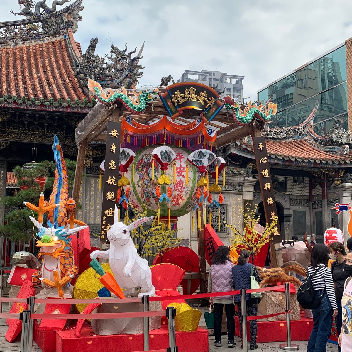 2日目初めは龍山寺に行きました！
擲筊（ポエ占い）もして、日本語で解説もし...