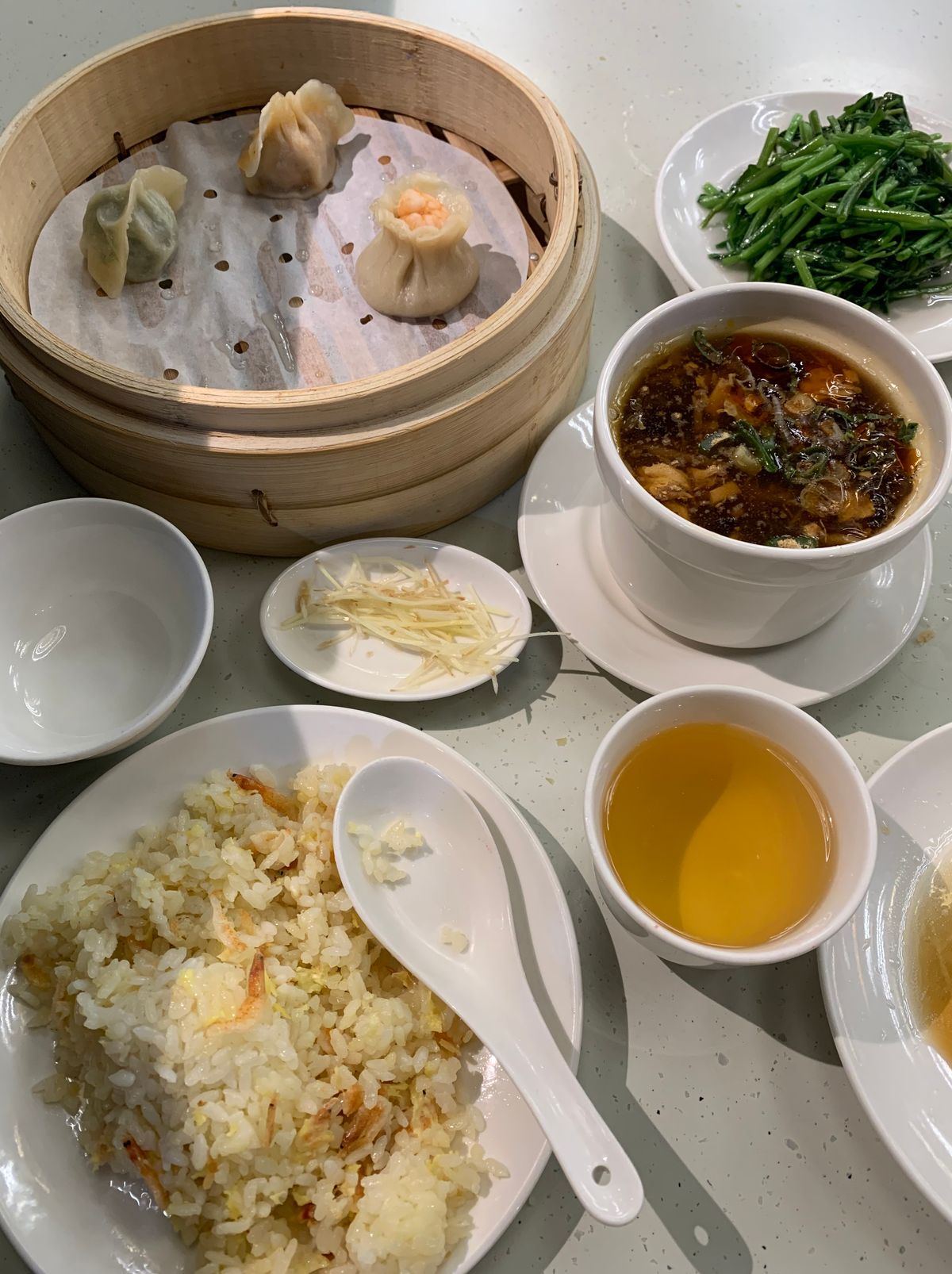 1日目、昼夜兼用ご飯を金品茶楼で🥟🥢
卓を囲んで食べる文化のようなので、小...