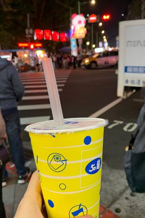 そのあと寧夏夜市へ！
満腹だったのに誘惑には勝てず、タピオカを飲みました🧋