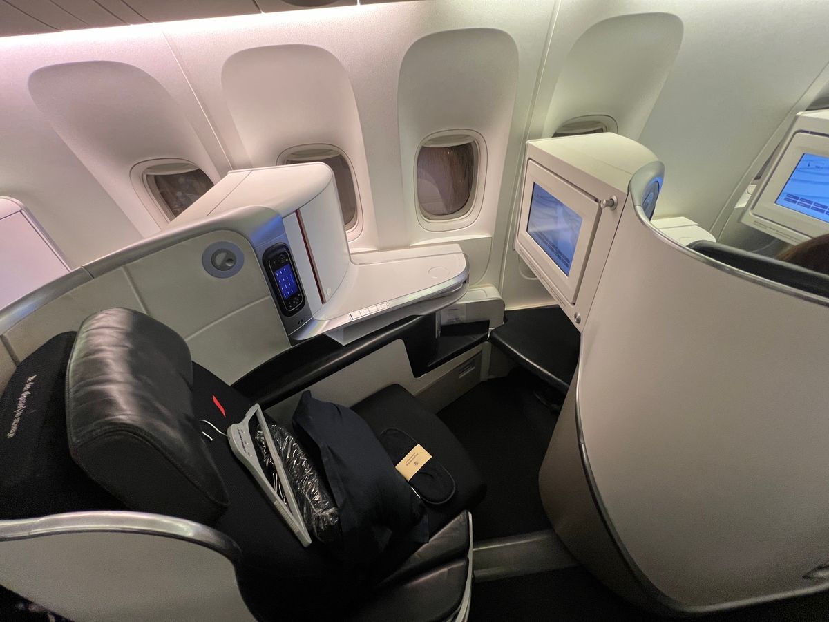 エールフランス帰国便
デヴィ夫人と出川哲朗さんと同便でした