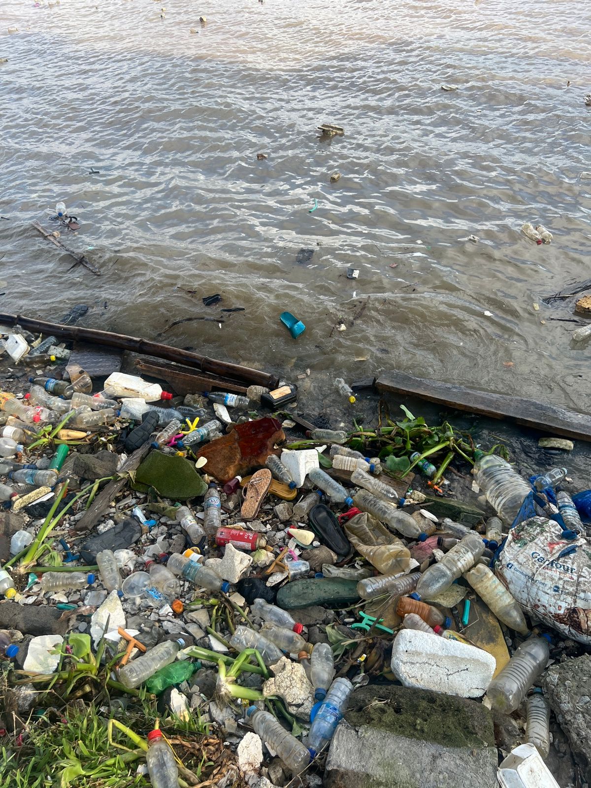 プラスチック汚染がひどすぎるアビジャンの海