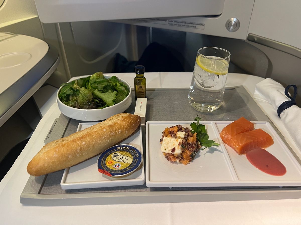 エールフランス帰国便
デヴィ夫人と出川哲朗さんと同便でした