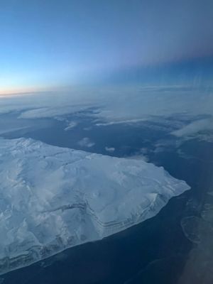 アラスカ上空のオーロラとグリーンランド