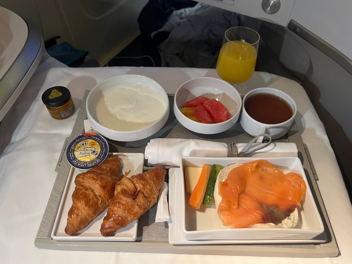 エールフランス帰国便
デヴィ夫人と出川哲朗さんと同便でした