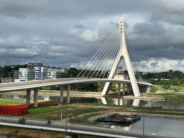 コートジボワール・Paris「コートジボワール出張1」の写真：橋の外観