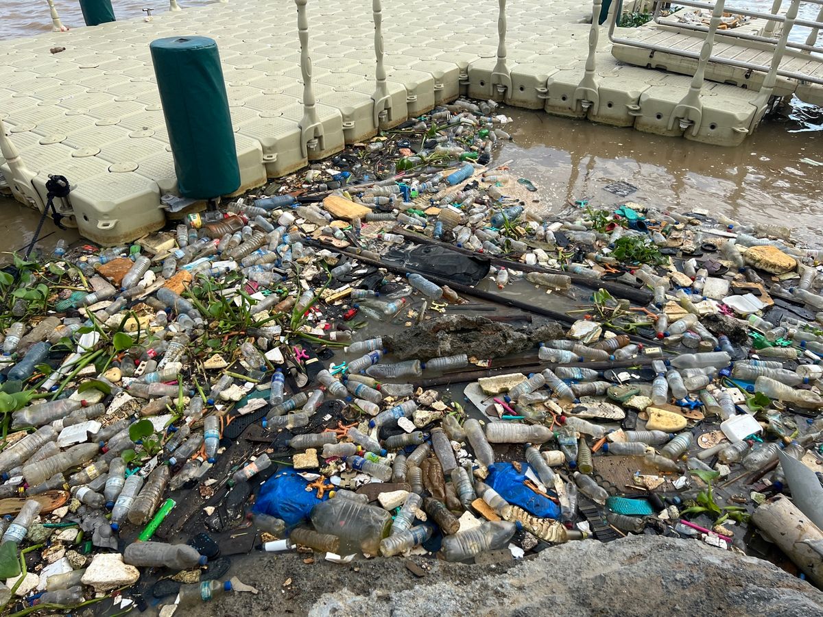 プラスチック汚染がひどすぎるアビジャンの海